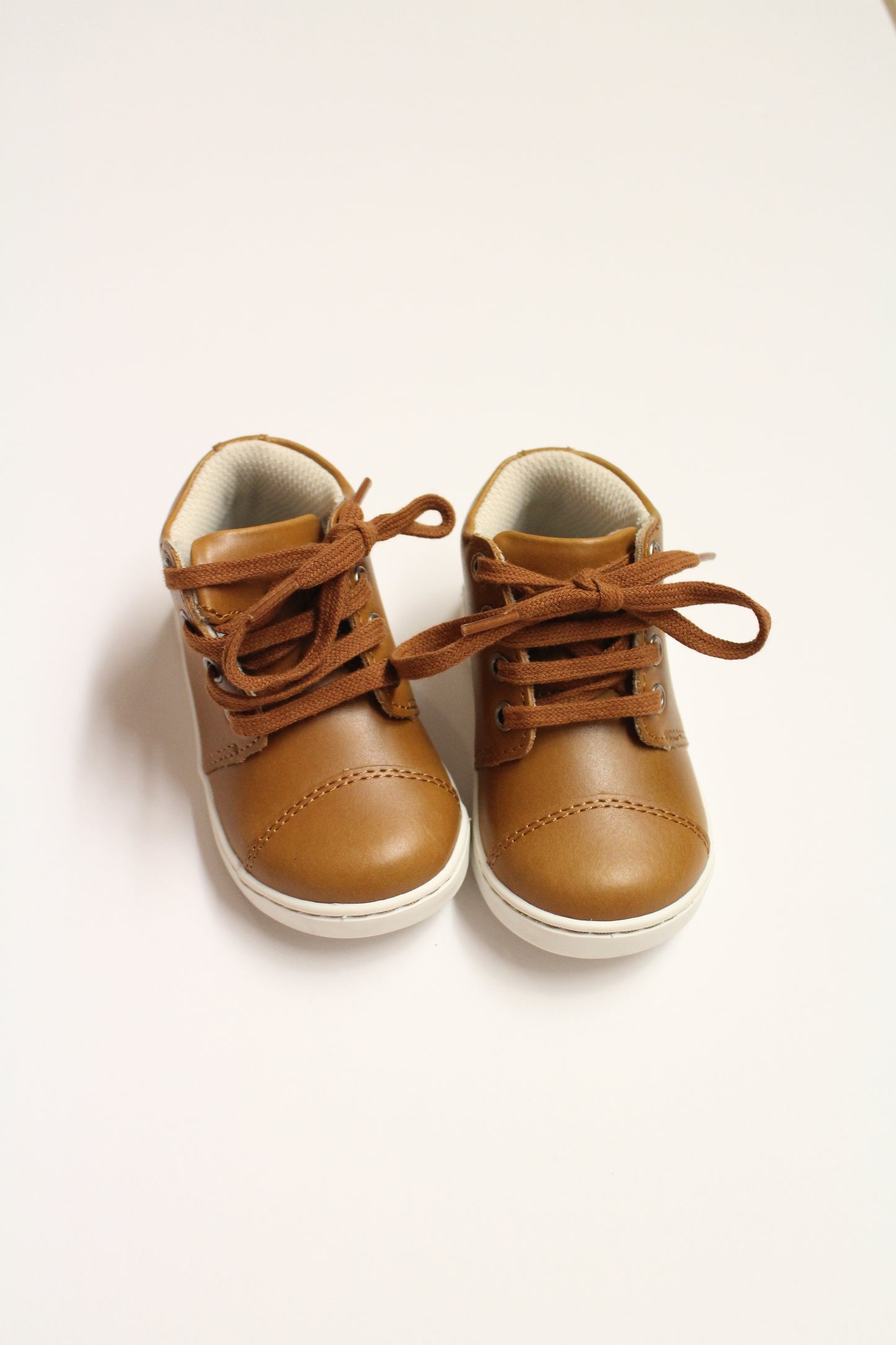 L'Amour • Tan Lace Up Shoes • Size 5
